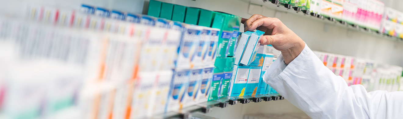 Regale voller Medikamente in einer Apotheke in Ratzeburg – kompetente Beratung und Gesundheitsprodukte für die Region.