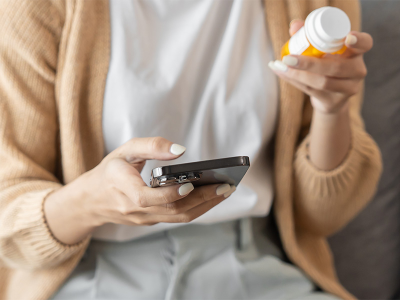 Frau recherchiert online Medikamente in einer Apotheke – bequem in der Online Apotheke Ratzeburg bestellen.