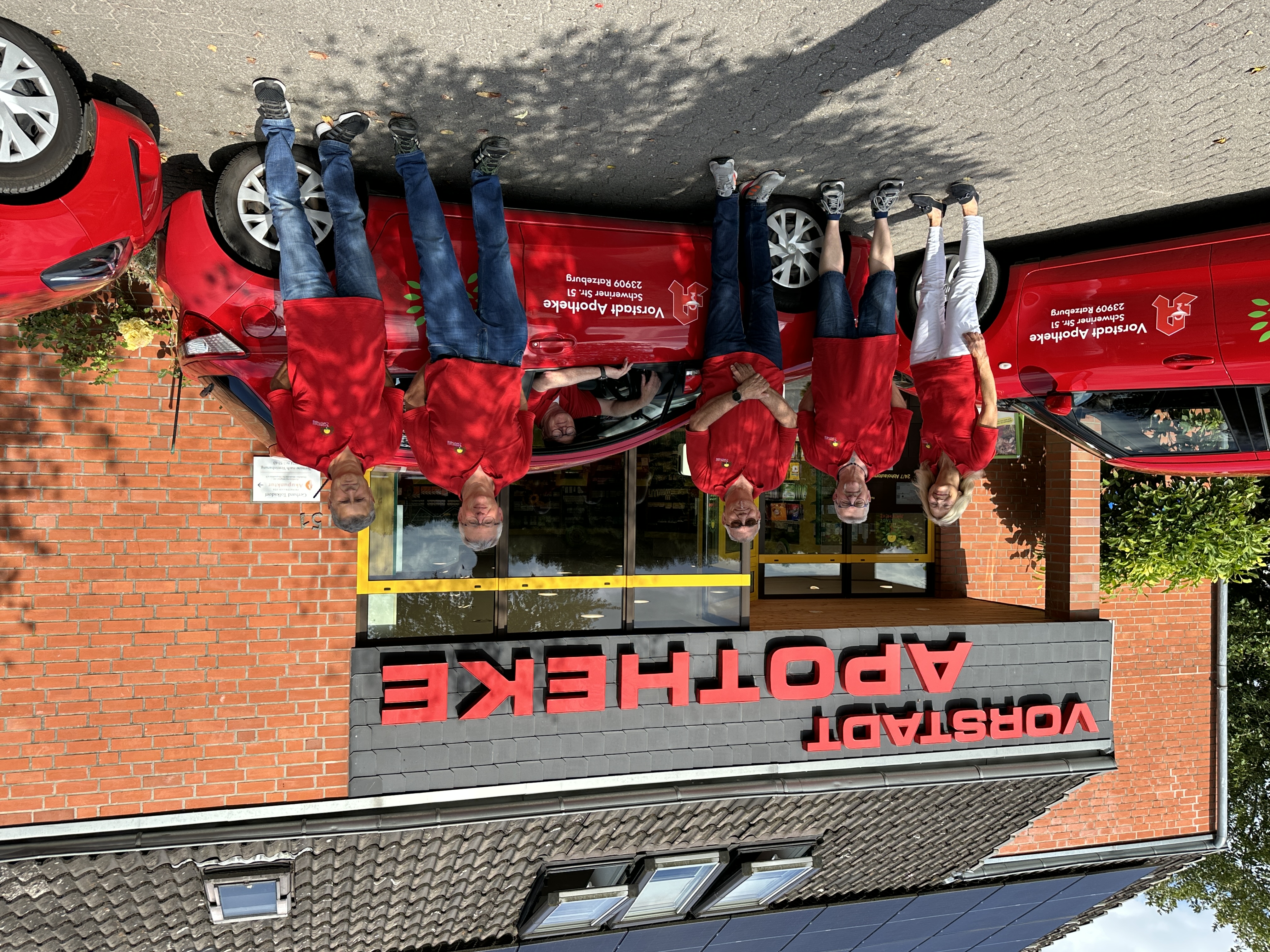 Botenteam der Vorstadt Apotheke in Ratzeburg liefert Medikamente zuverlässig mit dem Auto direkt zu Kunden nach Hause.