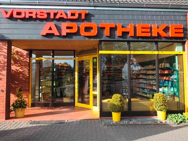 Vorderansicht der Vorstadt Apotheke in Ratzeburg mit Eingangsbereich und Apothekenlogo – Ihr Gesundheitsservice vor Ort.