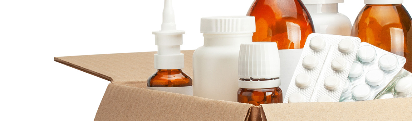 Arzneimittellieferservice in Ratzeburg: Karton mit Medikamenten, Tabletten, Flaschen und Sprays für schnelle Hauslieferung.