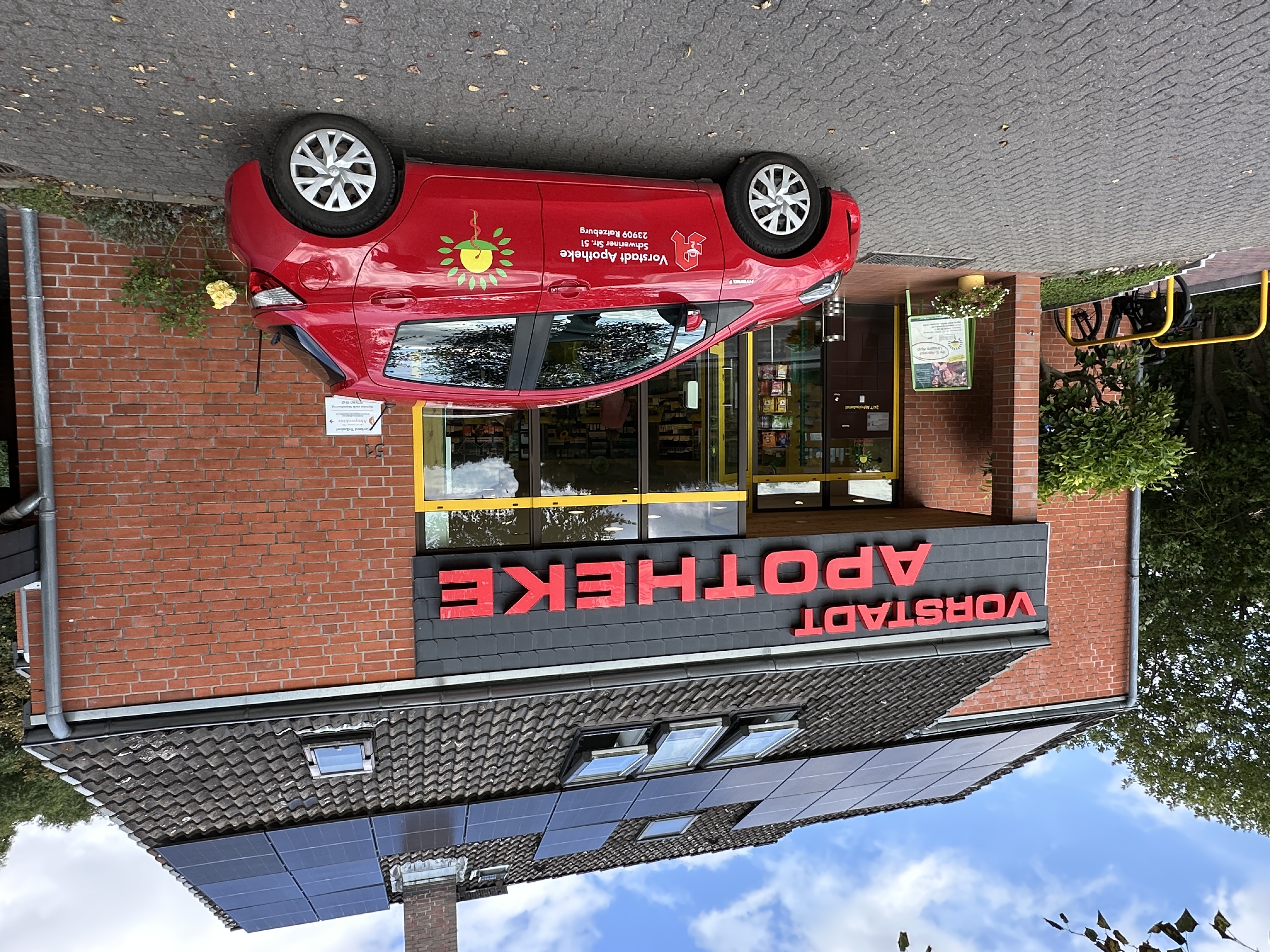 Fahrradboten der Vorstadt Apotheke in Ratzeburg liefern Medikamente umweltfreundlich direkt zu Ihnen nach Hause.