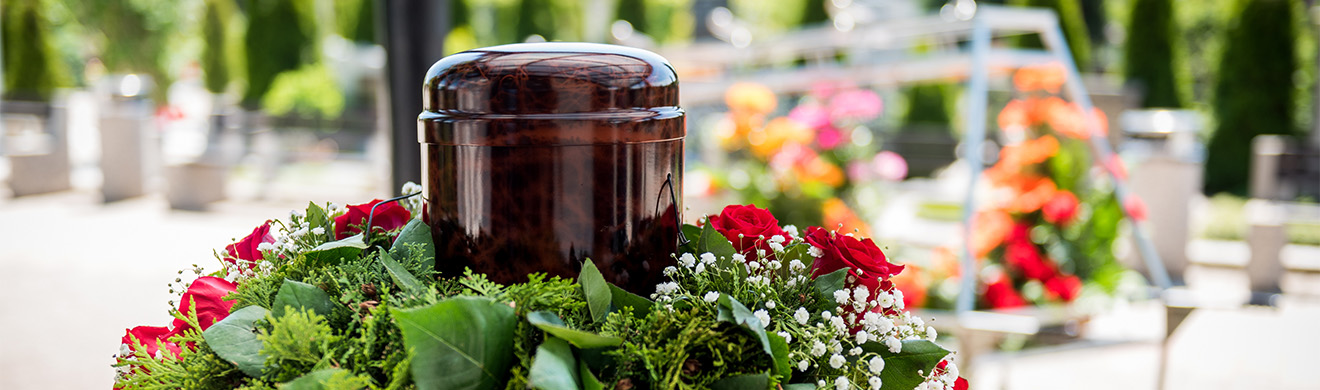 Bestattungsurne mit Blumenarrangement, Symbol für würdige Bestattung in Ratzeburg, ruhige Atmosphäre für Abschied und Erinnerung.