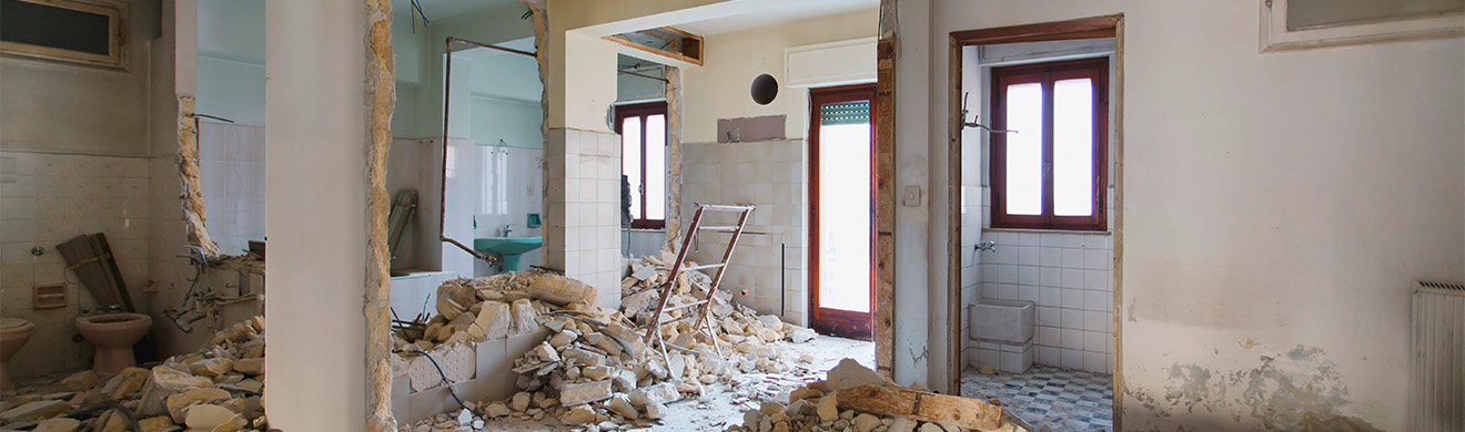 Entkernung in Geesthacht in einer leerstehenden Wohnung mit freigelegten Wänden, entferntem Bodenbelag und vorbereiteten Sanierungsflächen.