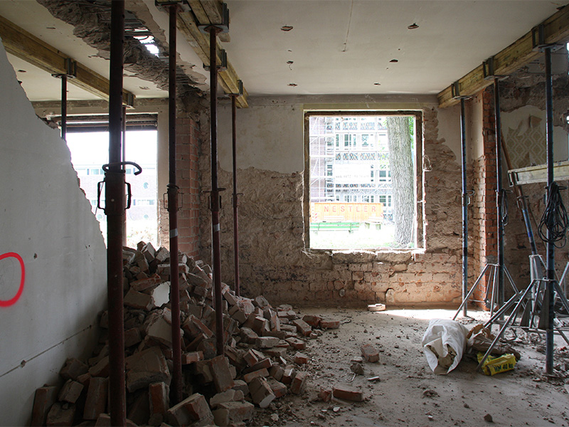 Haus entkernen in Geesthacht mit freigelegten Innenwänden, sichtbaren Leitungen und vorbereiteten Räumen für umfassende Sanierungsarbeiten.