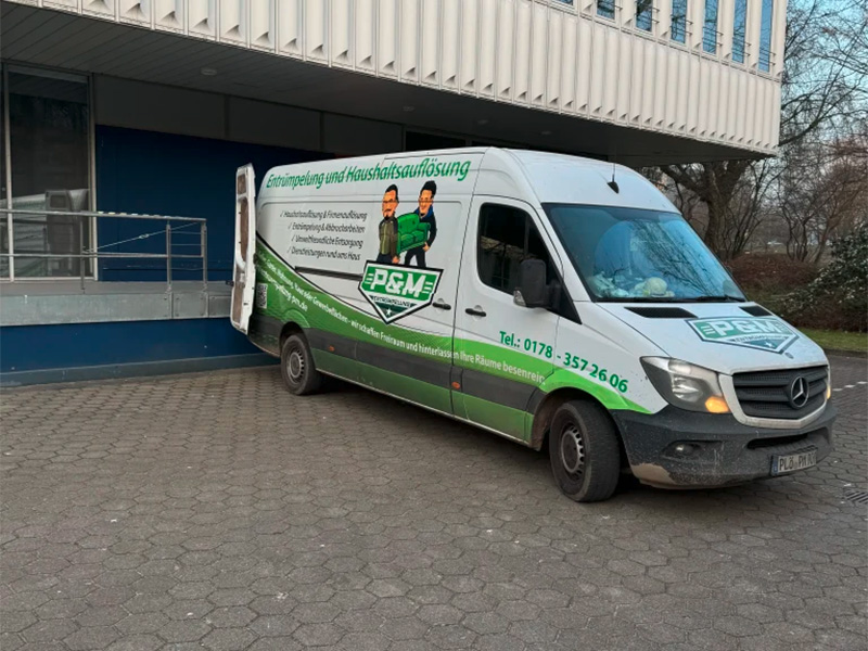 Fahrzeug von P&M in Preetz für Gebäudeentkernung, Entrümpelung und professionelle Rückbauarbeiten bei Sanierungs- und Abrissprojekten.