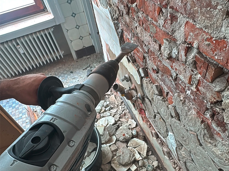 Gebäudeentkernung von P&M in Preetz mit professionellen Geräten für Rückbau, Abbrucharbeiten und vorbereitende Sanierungsmaßnahmen im Innenbereich.
