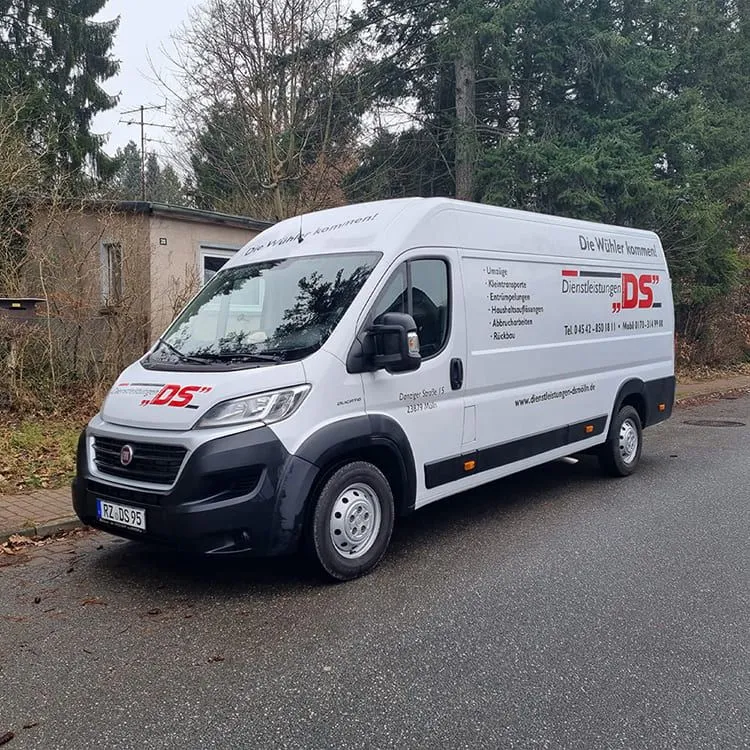 Weißer Sprinter der Firma Dienstleistungen DS mit auffälliger Firmenwerbung für professionelle Dienstleistungen in Mölln und Umgebung.