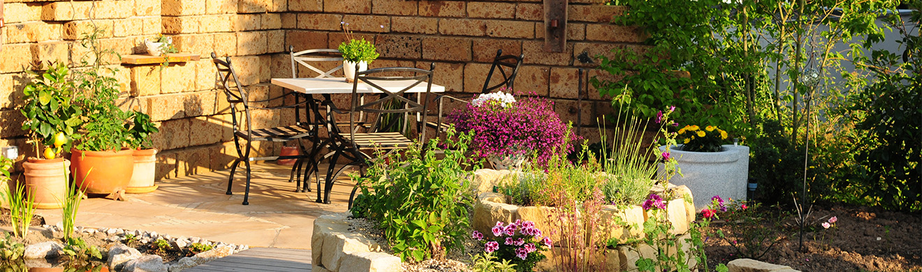 Gepflegter Garten mit Blumenbeeten, Rasenflächen und Sitzbereich – ideal für Garten- und Landschaftsbau in Ratzeburg.