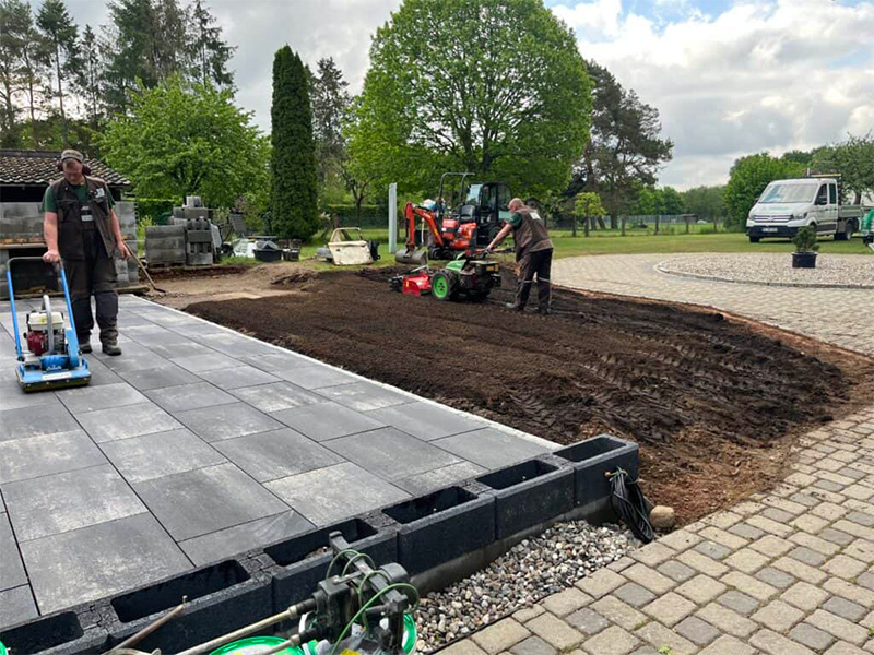 Fachgerechte Erdarbeiten für Drainage und Hangbefestigung – professioneller Gartenbau in Ratzeburg.