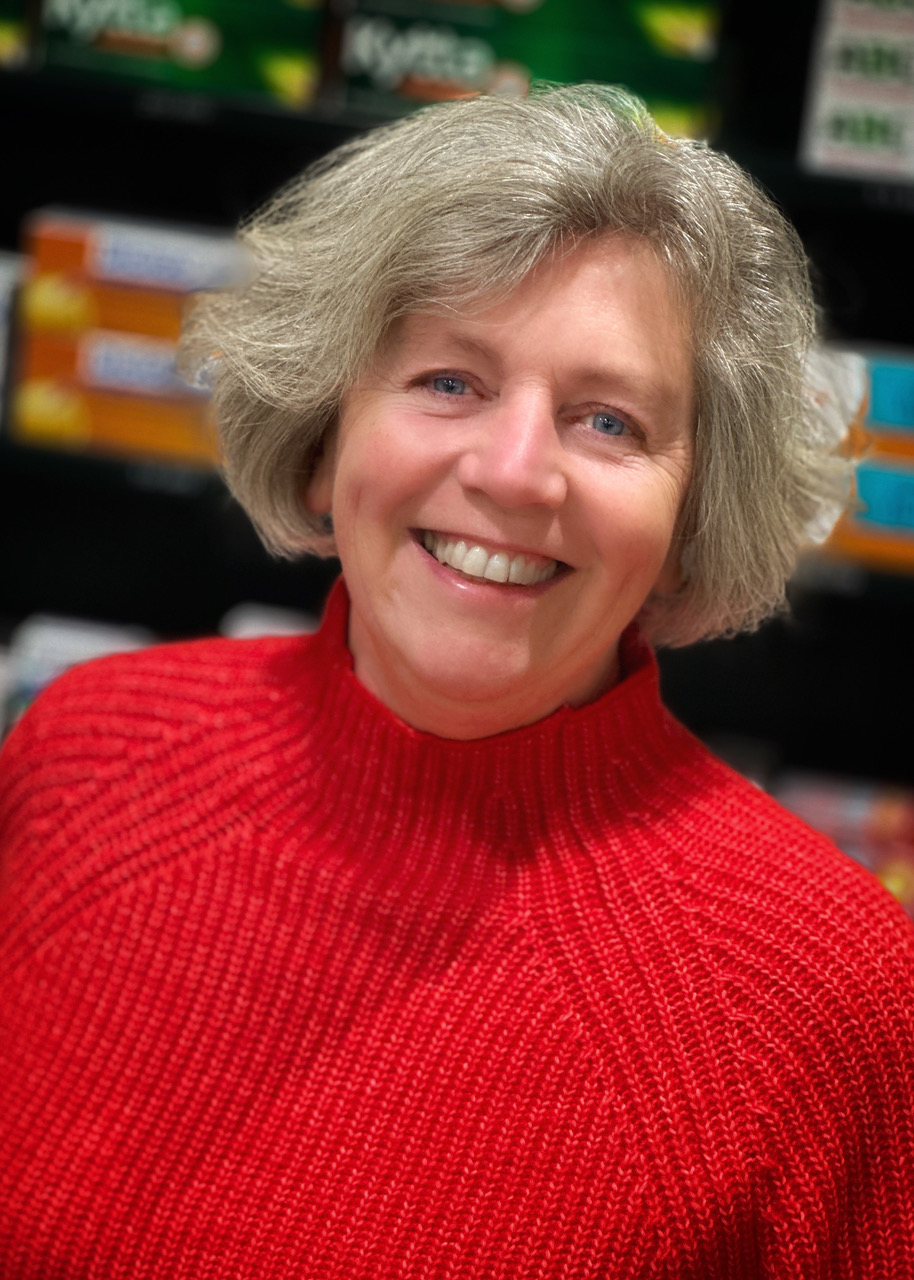 Bärbel Hansen, Inhaberin der Vorstadt Apotheke in Ratzeburg, berät zu homöopathischen Mitteln und Naturheilmitteln.