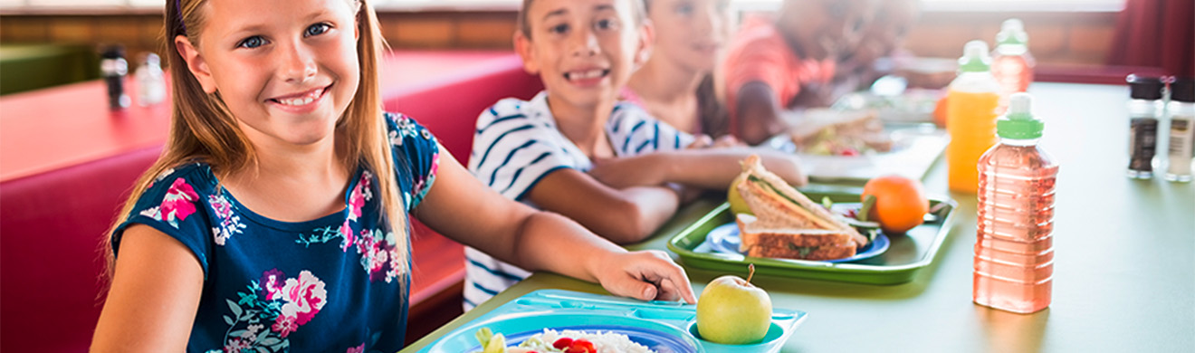 Kinder essen gemeinsam in der Kita, ausgewogene Mahlzeiten, gesunde Ernährung, Freude beim Mittagessen in Ratzeburg.