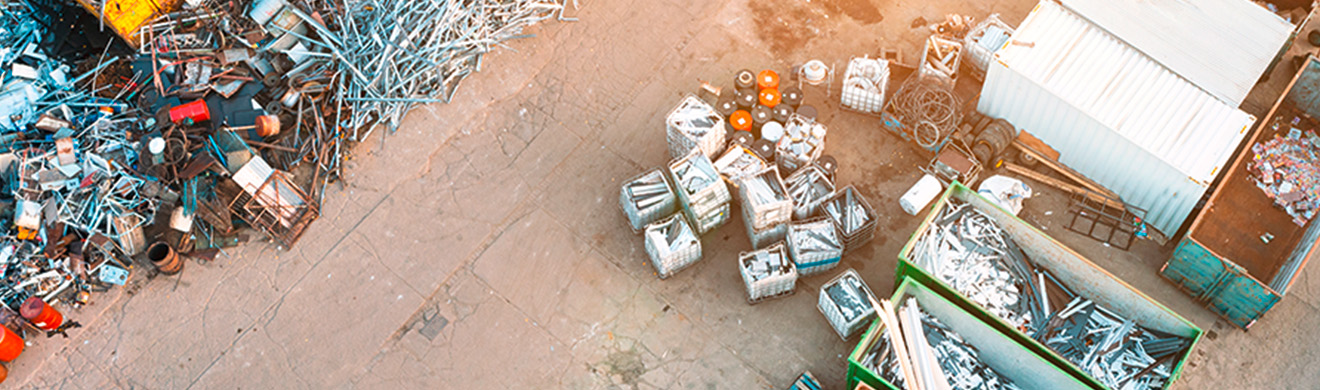 Sortierte Metalle in mehreren Containern aus der Vogelperspektive – Metallhandel in Ratzeburg zeigt sorgfältige Wiederaufbereitung.