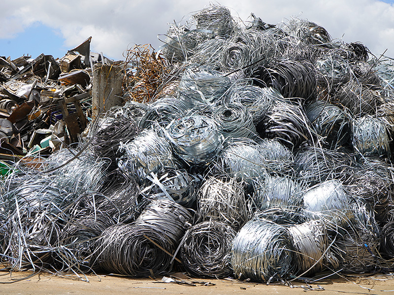 Alu-Metallschrott-Haufen auf Recyclingplatz – Metallhandel in Ratzeburg und Mölln fördert nachhaltige Wiederverwertung.