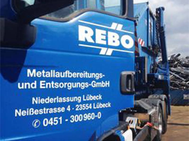 REBO LKW mit Container auf dem Betriebsgelände – unterwegs im Schrotthandel rund um Lübeck.