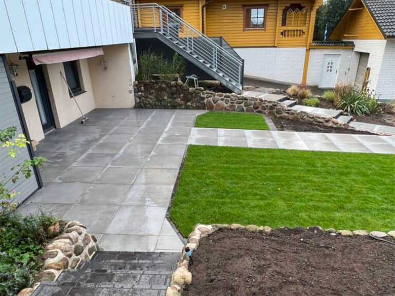 Große Keramikterrasse aus grauen Platten – hochwertiger Keramikterrassenbau von Fachbetrieb in Schwarzenbek.