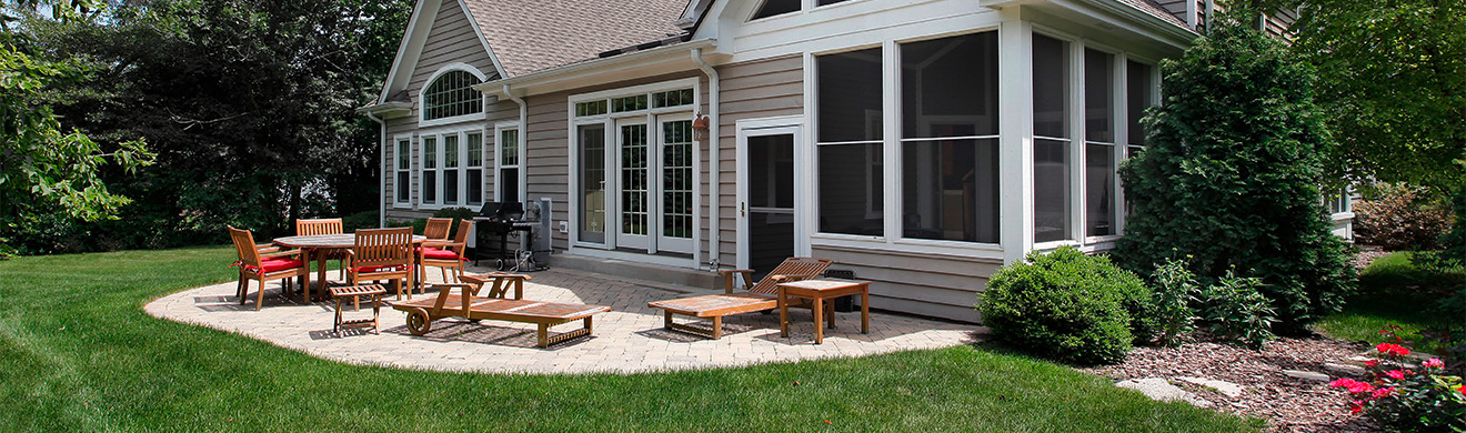 Modernes Einfamilienhaus mit Backstein-Terrasse und gepflegtem Garten – ideal für Terrassenbau in Schwarzenbek.