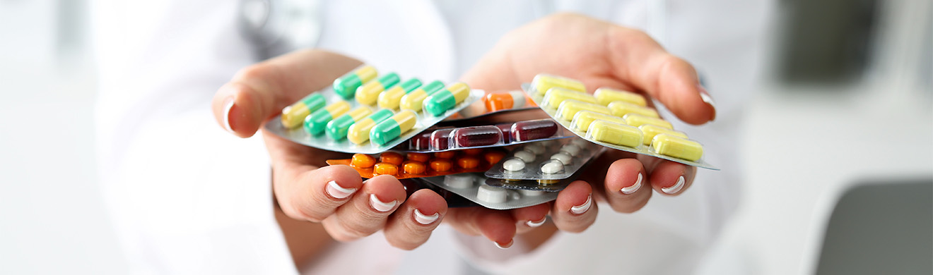 Apothekerin berät Kunde in der Apotheke beim Wechselwirkungs Check seiner Medikamente − professionell und vertrauensvoll.