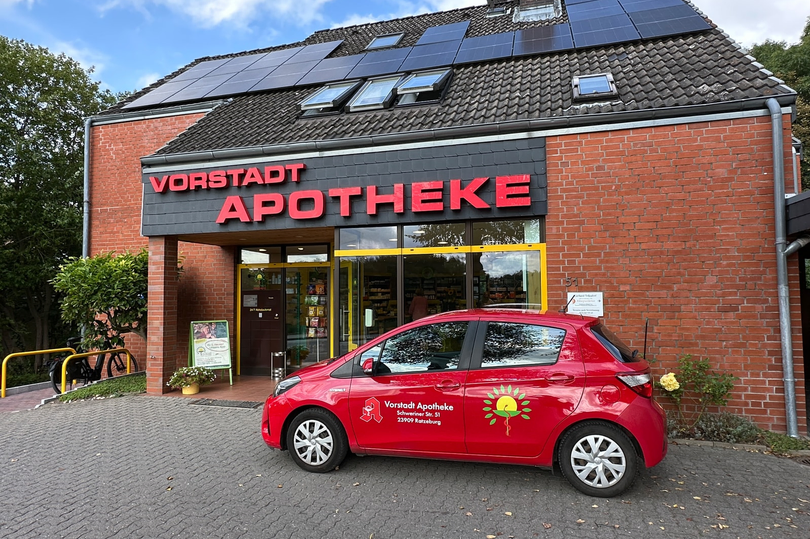 Außenansicht der Vorstadt Apotheke in Ratzeburg mit Dienstwagen für Medikamentenlieferungen vor dem Gebäude.